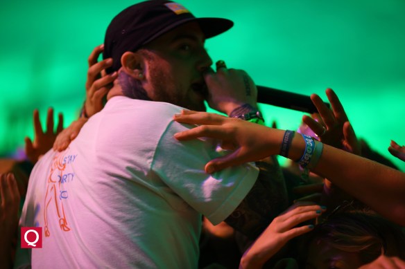 Viele Hände und ein Mac Miller.